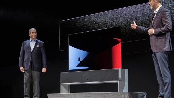 324334_BLU Radio, Televisor enrollable / Foto: AFP