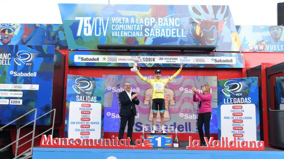 Alessandro Tonelli sigue de líder de la carrera.  Alessandro Tonelli sigue de líder de la carrera.
