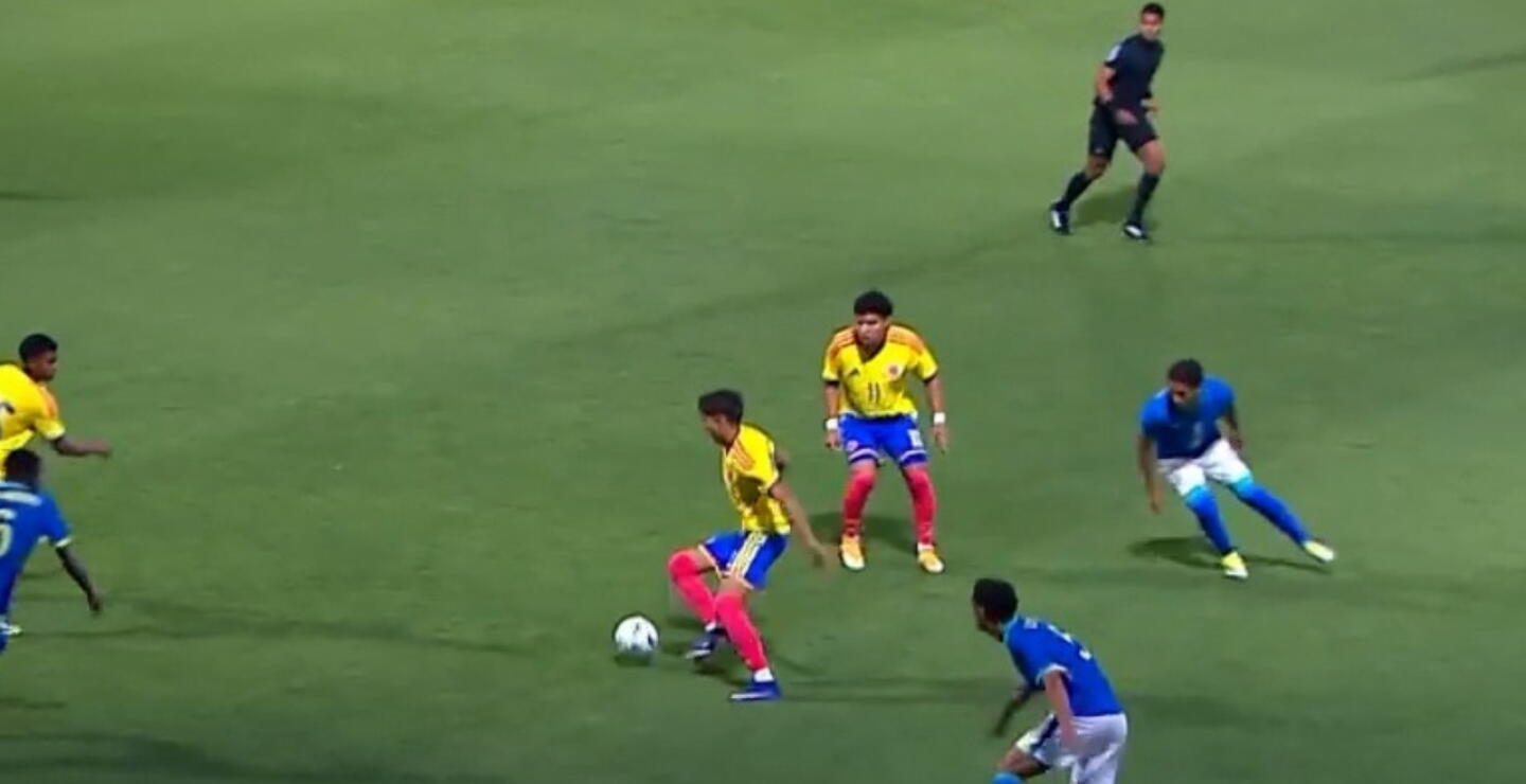 Acción de juego entre Colombia Sub-17 y Brasil en partido de preparación.