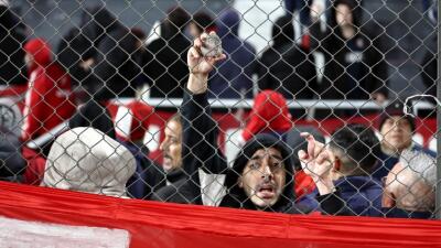 Batalla campal entre hinchas en Independiente vs. U de Chile por la Copa Sudamericana. 
