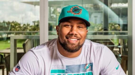 Bradley Chubb firmando su contrato con los Miami Dolphins, hasta 2027. Bradley Chubb firmando su contrato con los Miami Dolphins, hasta 2027.
