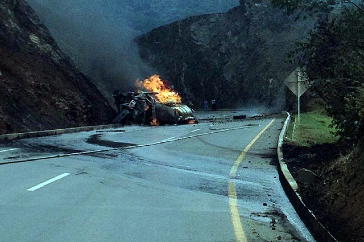 220315-incendio-tracocamion-buenaventura.jpg