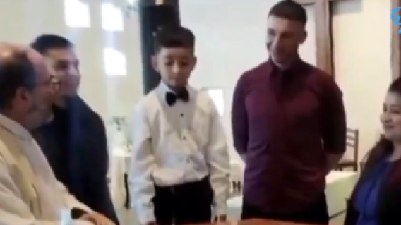 Niño se hace viral en bautizo