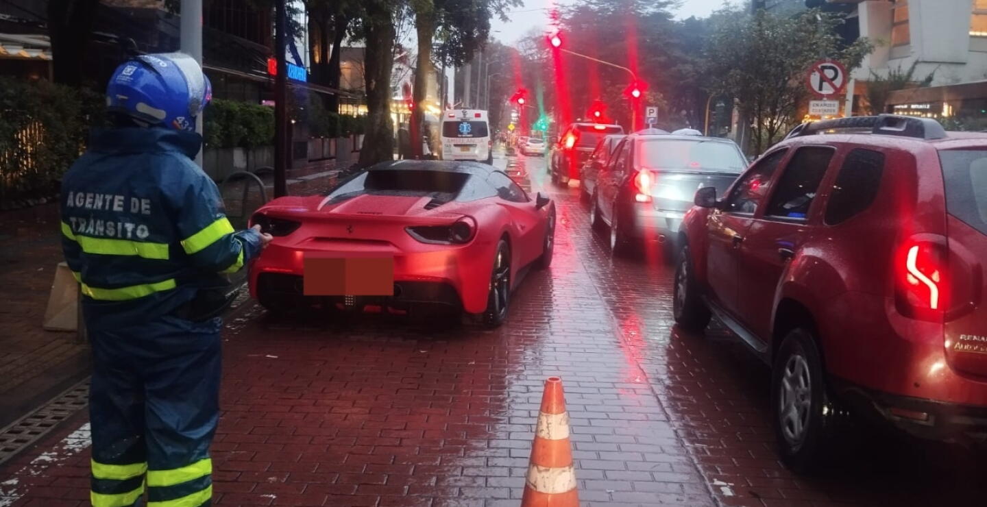 Boletean a dueño de ferrari que parqueo mal en Bogotá