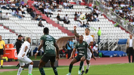Acción de juego entre Deportivo Cali y Once Caldas Acción de juego entre Deportivo Cali y Once Caldas
