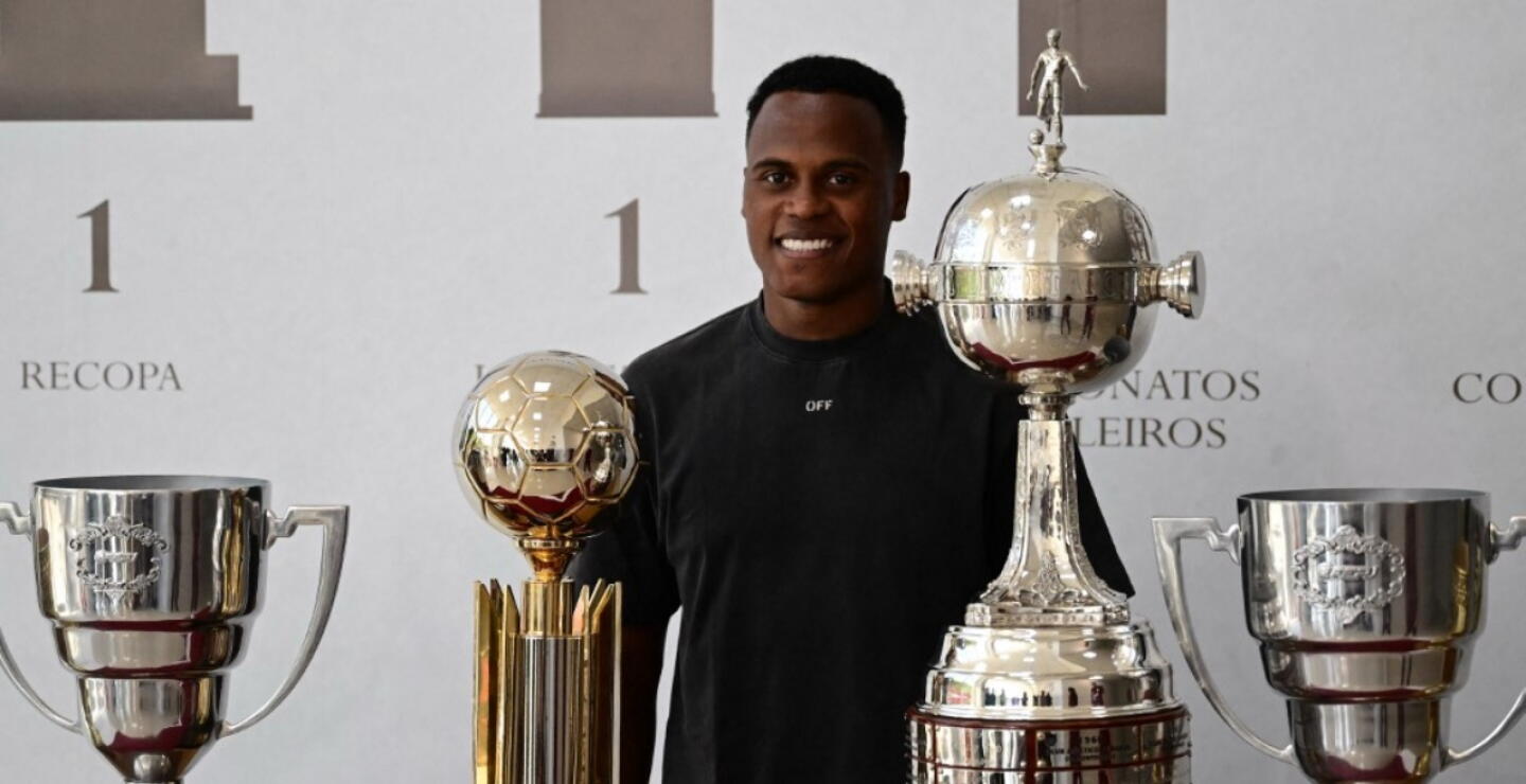 Jhon Arias posa con los títulos que ganó con Fluminense. 