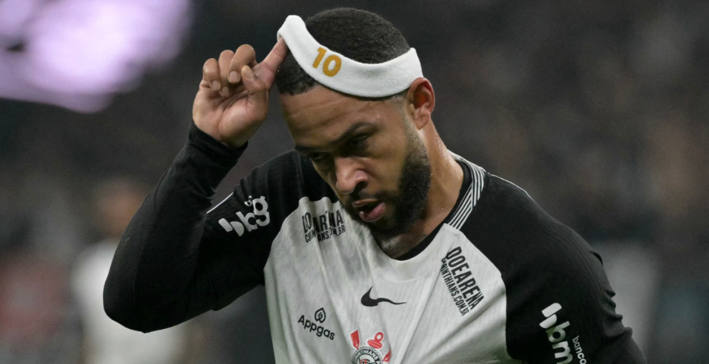 Memphis Depay festejando gol contra América en Sudamericana.