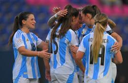 Jugadoras de la Selección Argentina y un festejo de gol contra Perú en la Copa América femenina.