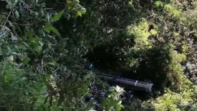 Cinco muertos y 20 heridos deja accidente de bus que cayó a un abismo en Santander