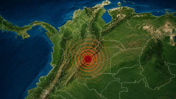 Mapa satelital de Colombia con un epicentro sísmico resaltado y ondas de propagación que representan un temblor detectado en la región andina del país.