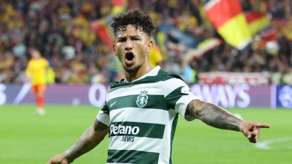 Luis Javier Suárez celebra un gol con Sporting Lisboa en duelo contra Lens por la Champions League. 