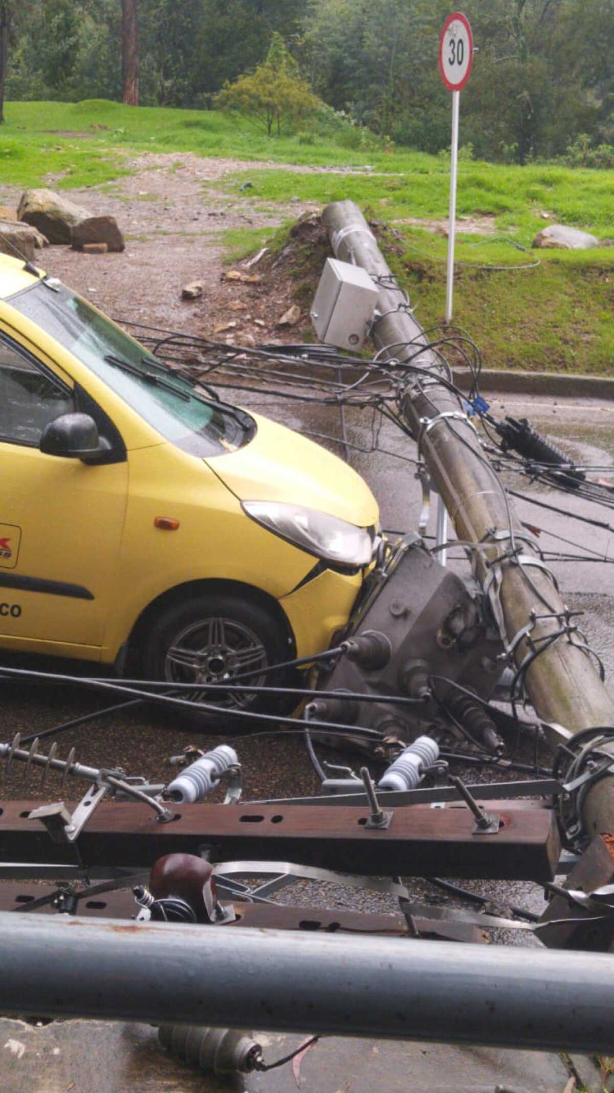 taxi en bogotá afectado por lluvias foto blu radio.jpeg