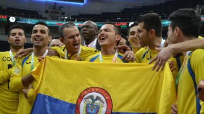 Giovanni Hernández, tercero de izquierda a derecha, fue un técnico y figura del fútbol de salón en Colombia. 