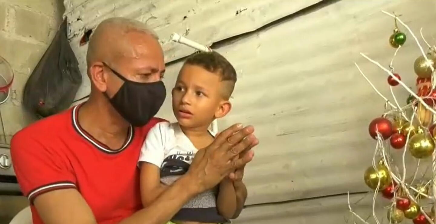 Niño de 5 años que no puede caminar por un problema de cadera recibe silla de ruedas en Navidad