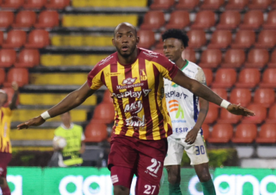 Diego Herazo festeja uno de los goles que le convirtió al Huila en el clásico del Tolima 'grande'.