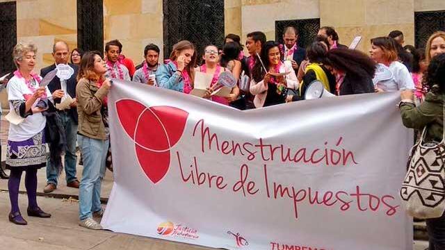 Aunque el IVA a toallas y tampones bajó al 5%, mujeres dicen que no han sentido la rebaja de precio