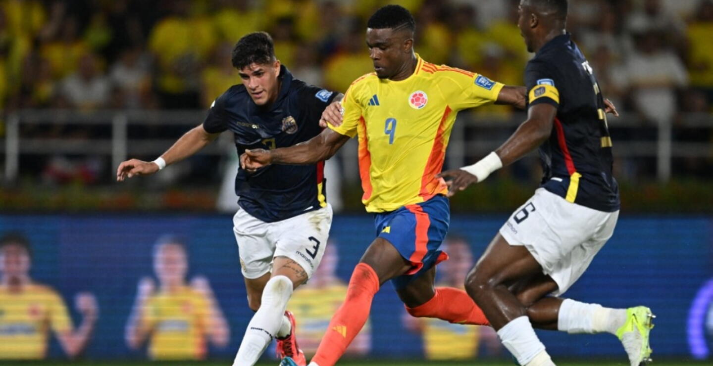 Jhon Córdoba en acción de juego con la Selección Colombia por las Eliminatorias. 