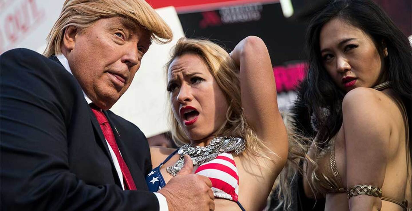 El imitador realizó varias poses sugestivas para criticar comentarios sexistas del candidato republicano.