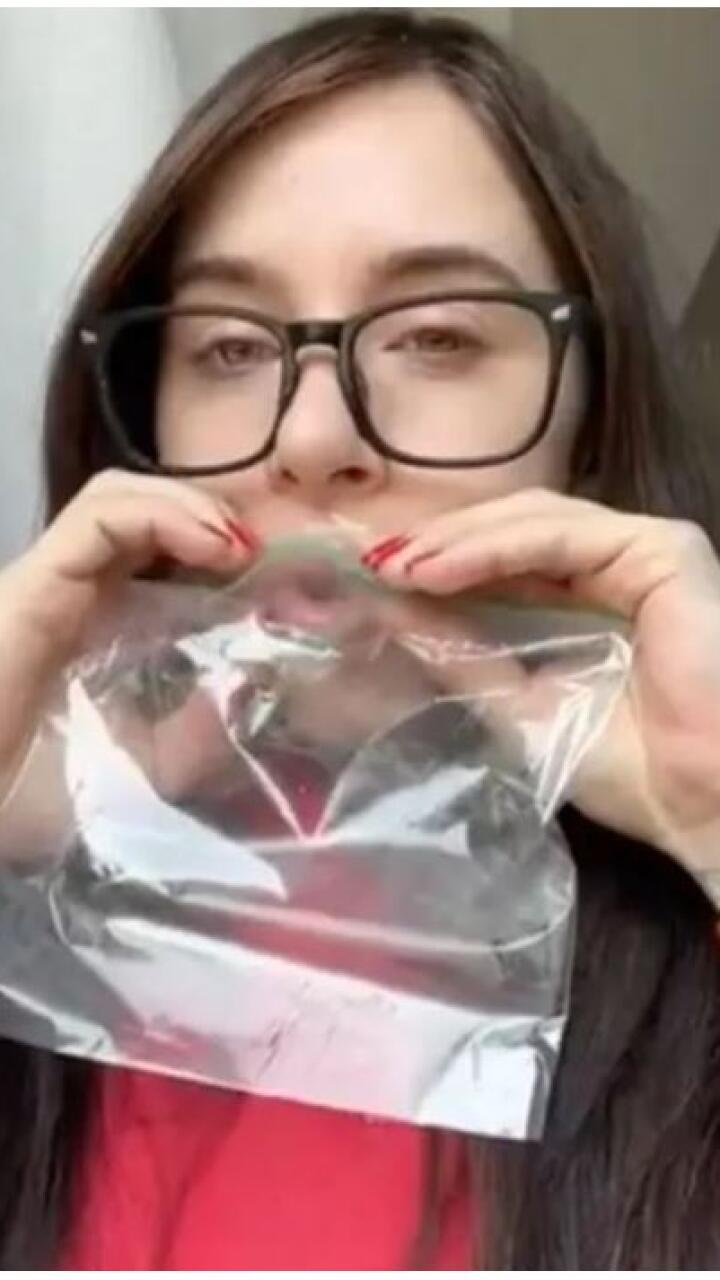 Mujer dice ganar cientos de dólares gracias a que vende sus eructos en una bolsa: “Mis clientes están extasiados”