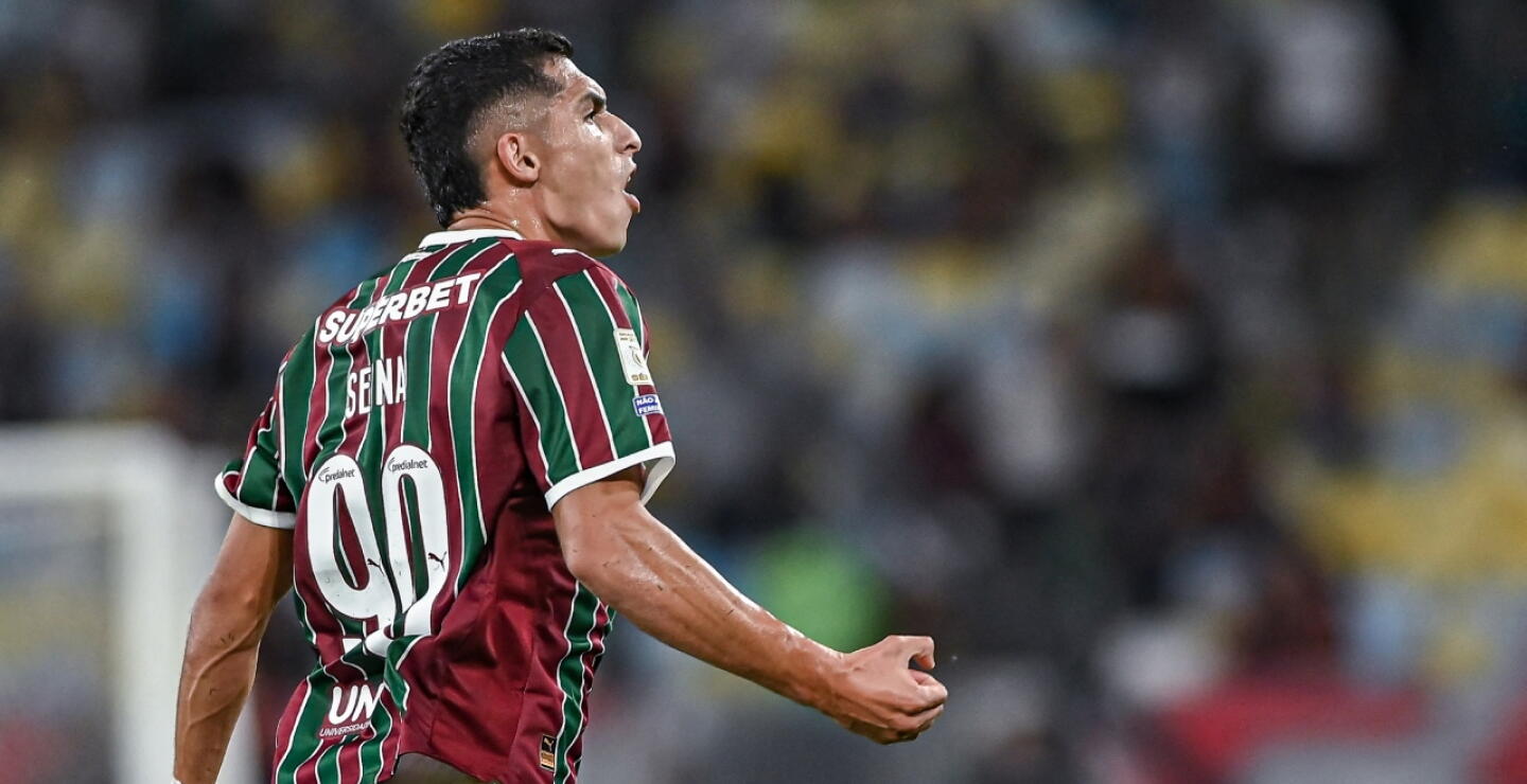 Kevin Serna y un festejo de gol con Fluminense en el Brasileirao. 