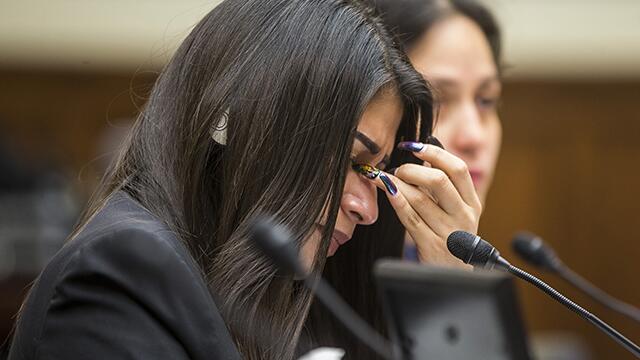 Con lágrimas, mujer que perdió a su bebé denuncia “crueldad” de centros de migrantes en EE. UU.