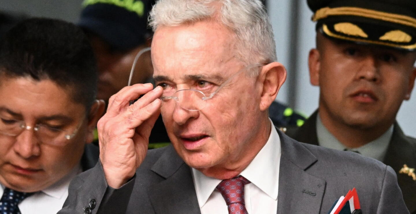 El expresidente colombiano Álvaro Uribe hace un gesto afuera de un complejo judicial al final de su juicio en Bogotá el 10 de febrero de 2025.