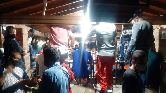 Policía descubrió a más de 60 personas en una gallera de Venecia, Antioquia
Policía descubrió a más de 60 personas en una gallera de Venecia, Antioquia