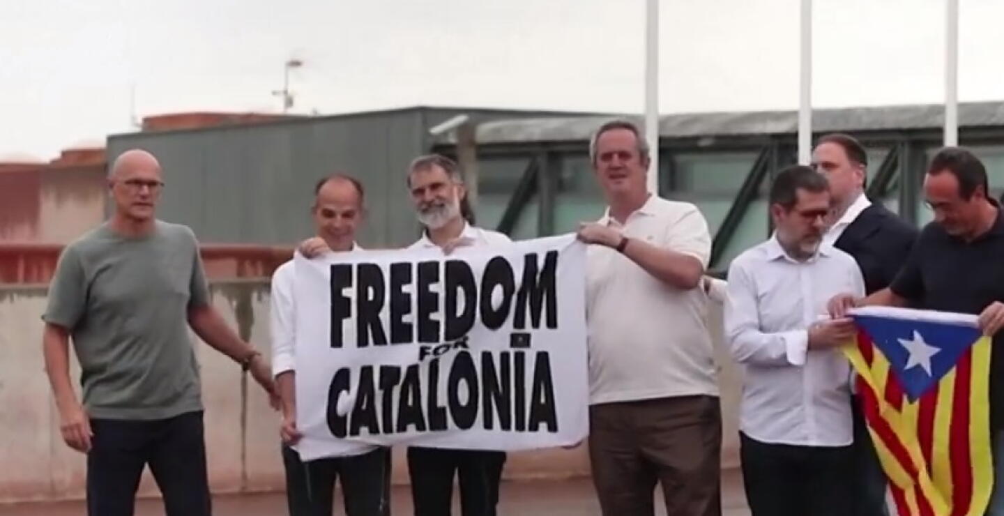 Salen de prisión nueve líderes separatistas catalanes indultados por el gobierno español