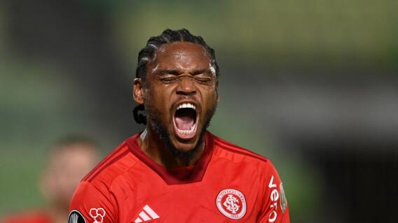 Luiz Adriano y un festejo de gol con el Internacional de Porto Alegre frente al DIM, por Copa Libertadores. Luiz Adriano y un festejo de gol con el Internacional de Porto Alegre frente al DIM, por Copa Libertadores.