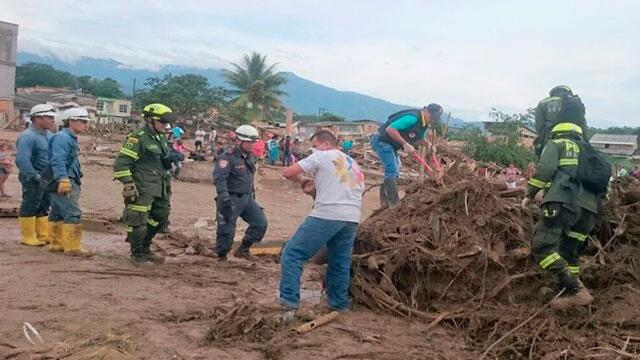 No pierden esperanza, familiares caminan entre lodo y rocas buscando a víctimas de tragedia en Mocoa
