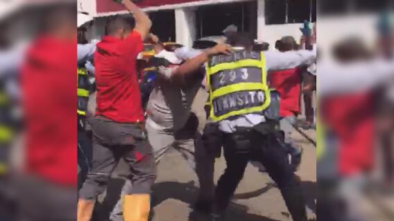 299819_Blu Radio / A puños se enfrentaron agentes de tránsito y comunidad en medio de un procedimiento / Foto: Tomada del video.