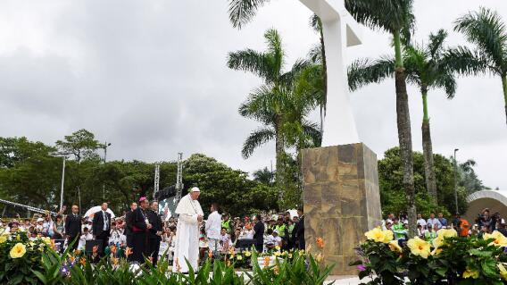 293520_BLU Radio. Papa Francisco en Plaza de los Fundadores // Foto: AFP