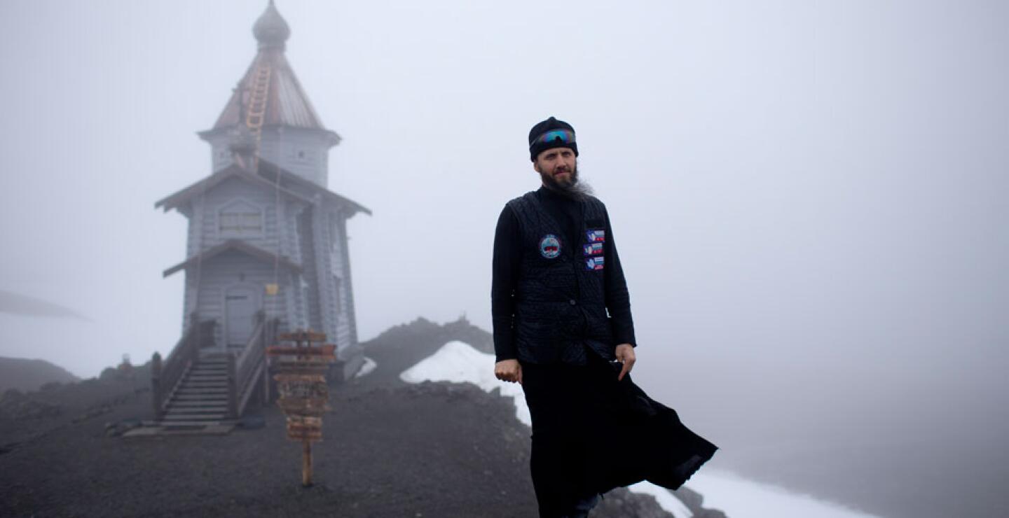 Para protegerla de los vientos está atada a la montaña con cadenas.