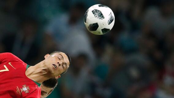 311338_BLU Radio - Cristiano Ronaldo disputa un balón en Rusia 2018 - AFP