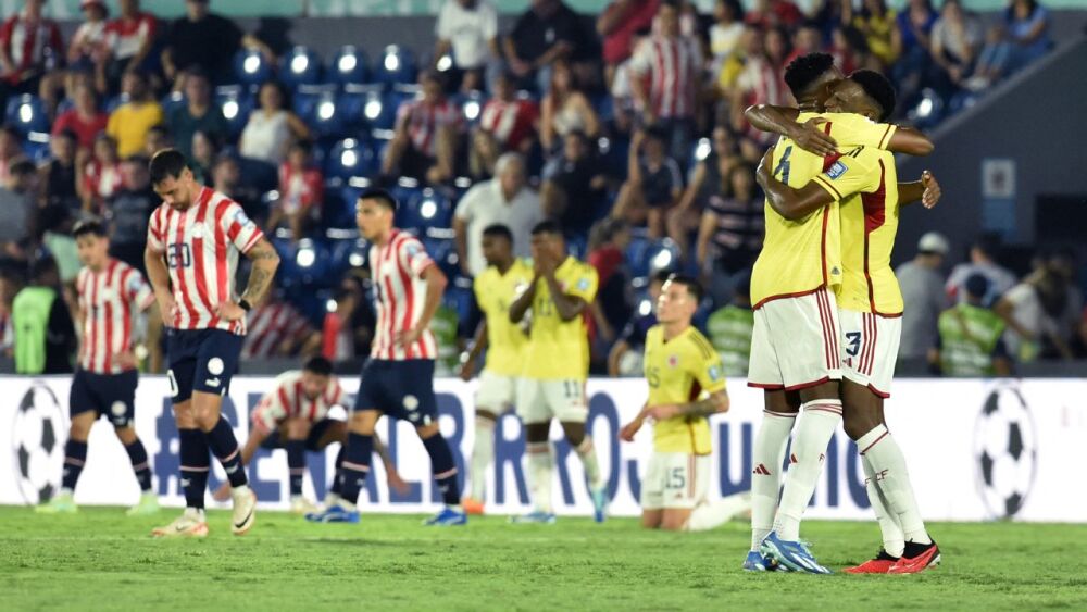 El defensa colombiano Jhon Lucumi (d) y el defensa Yerson Mosquera celebran al final del partido de fútbol de clasificación sudamericana para la Copa Mundial de la FIFA 2026 entre Paraguay y Colombia en el estadio Defensores del Chaco en Asunción el 21 de noviembre de 2023. El defensa colombiano Jhon Lucumi (d) y el defensa Yerson Mosquera celebran al final del partido de fútbol de clasificación sudamericana para la Copa Mundial de la FIFA 2026 entre Paraguay y Colombia en el estadio Defensores del Chaco en Asunción el 21 de noviembre de 2023.