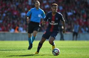 287146_Neymar abrazó y le regaló su camiseta a un niño que saltó al césped en Nimes