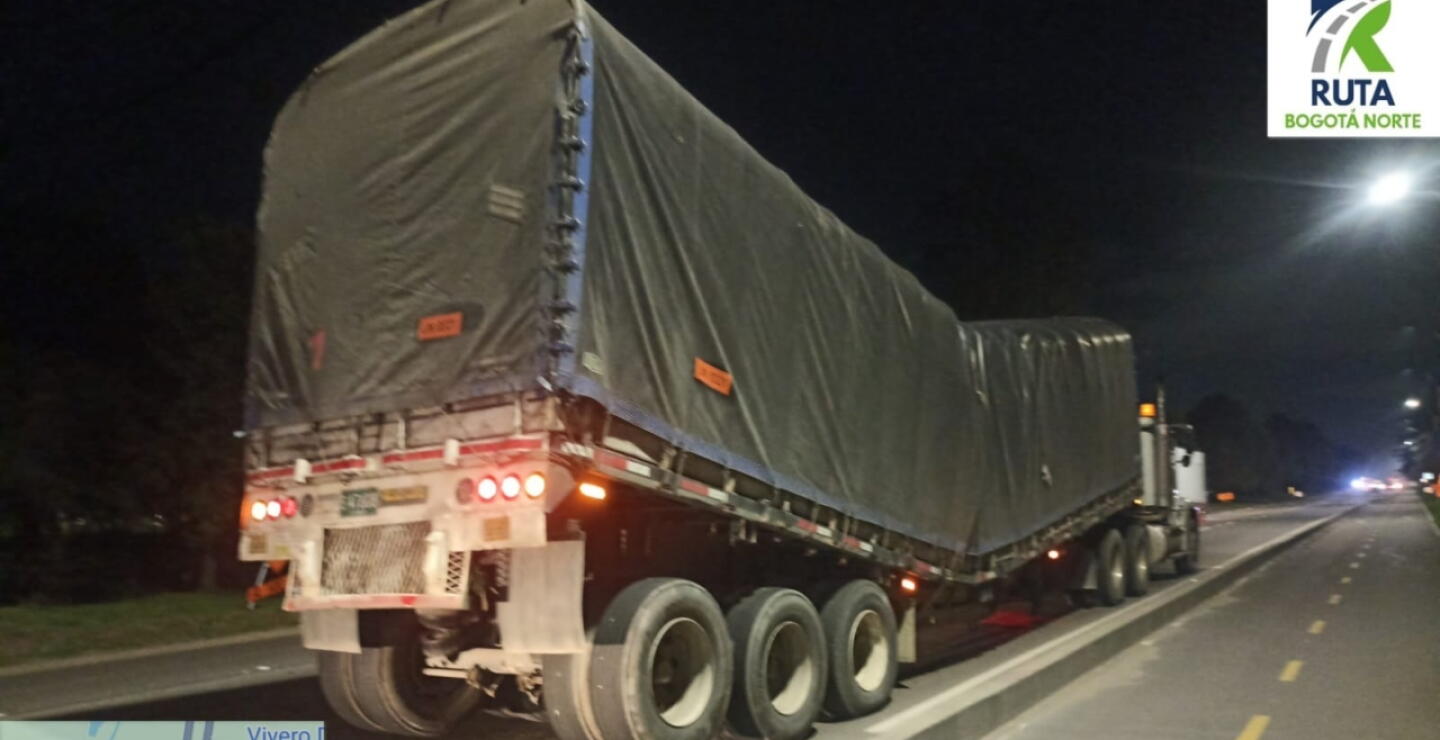 Emergencia en la Autopista Norte por tractomula partida en dos que transportaría insumos para Indumil