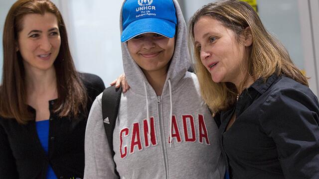 Joven que huyó de Arabia Saudí llegó a Canadá para empezar su nueva vida tras recibir asilo Joven que huyó de Arabia Saudí llegó a Canadá para empezar su nueva vida tras recibir asilo