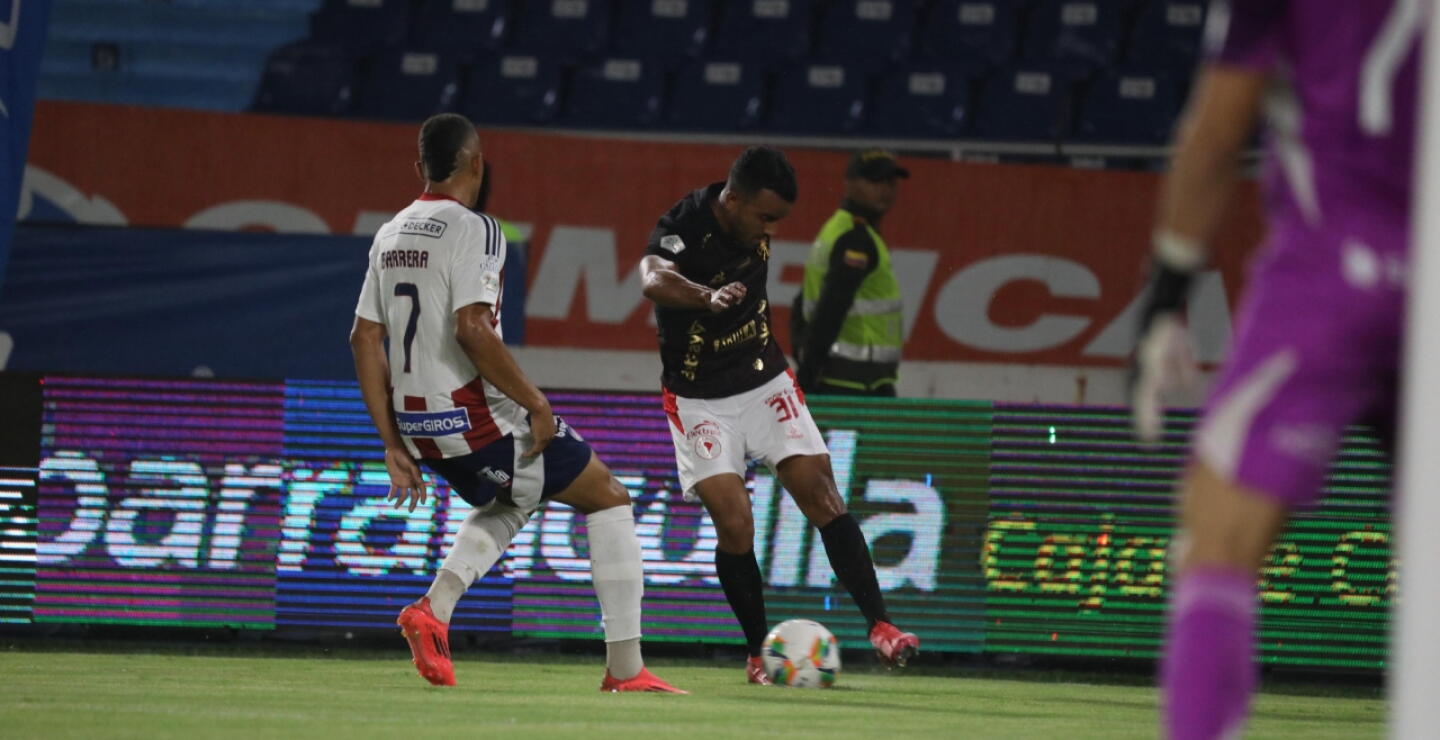 Acción de juego entre Junior y América por la fecha 17 de la Liga BetPlay I -2025.