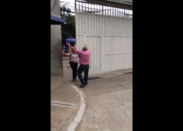 287379_Foto momento en que Lucila Gutiérrez sale de la cárcel