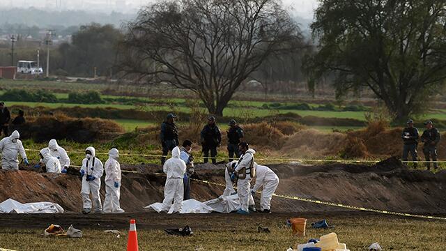 México investiga causas y posible negligencia en explosión del ducto saqueado