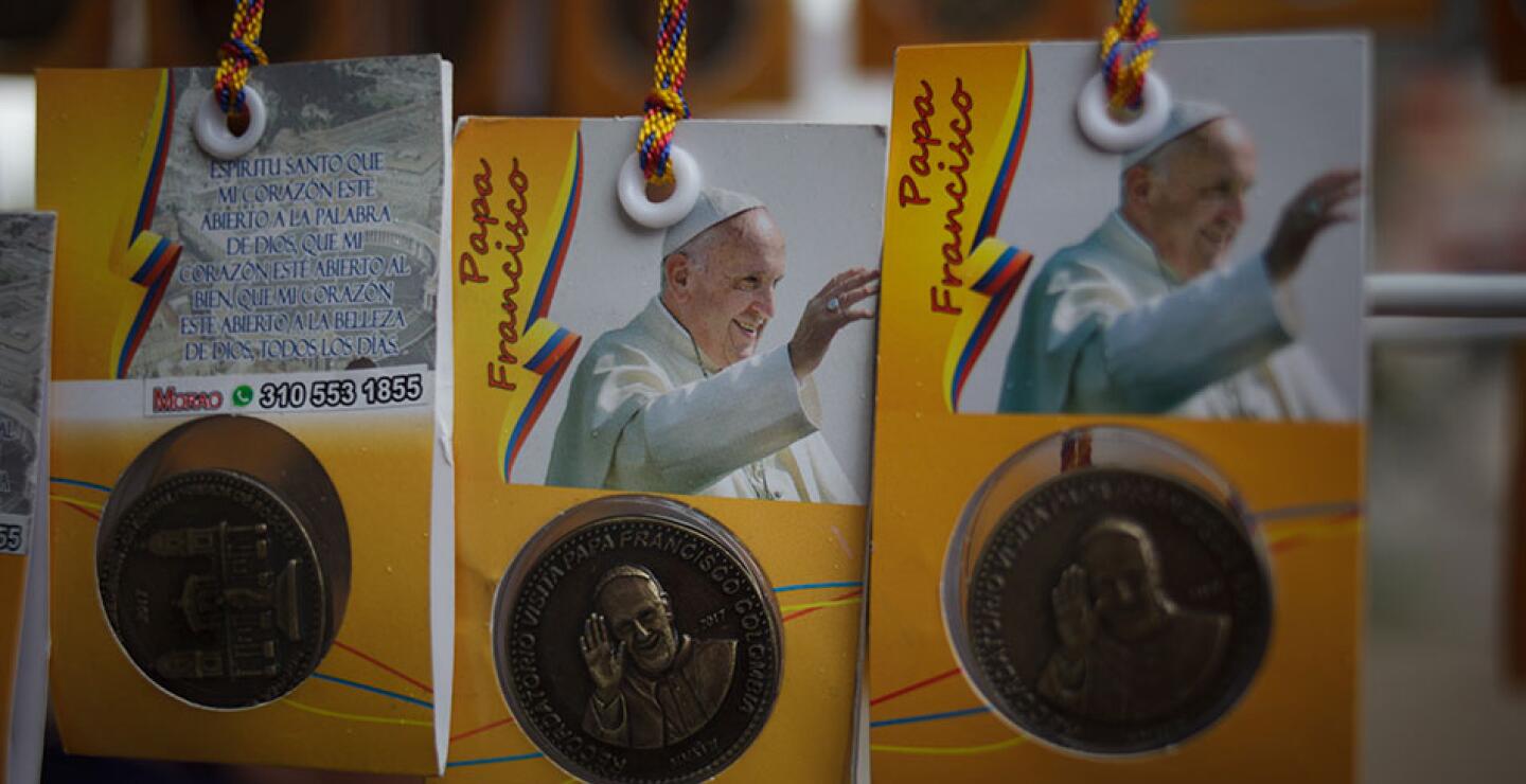 Medallas conmemorativas de Francisco son vendidas en tiendas religiosas de Bogotá.