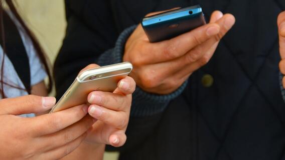 Con el 5G la descarga y carga de archivos es hasta 100 veces más rápida. Con el 5G la descarga y carga de archivos es hasta 100 veces más rápida.