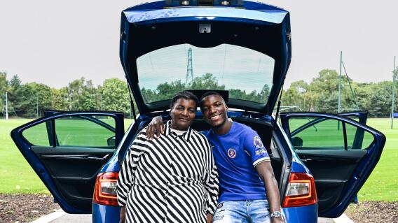 Moisés Caicedo junto a su madre Carmen Corozo como nuevo jugador del Chelsea Moisés Caicedo junto a su madre Carmen Corozo como nuevo jugador del Chelsea