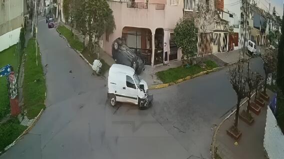 Robo de minivan terminó en violento choque: un recolector de cartón resultó herido Robo de minivan terminó en violento choque: un recolector de cartón resultó herido