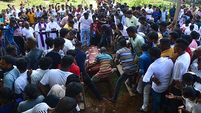 Desolador panorama: víctimas de atentado en Sri Lanka son despedidos por sus familias
