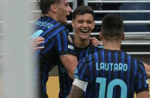 El defensa italiano del Inter de Milán, el delantero argentino #45 del Inter de Milán, Valentin Carboni (C), 