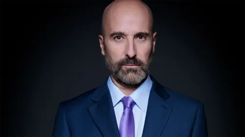 Antonio Gil es Julio en Pedro, el Escamoso.