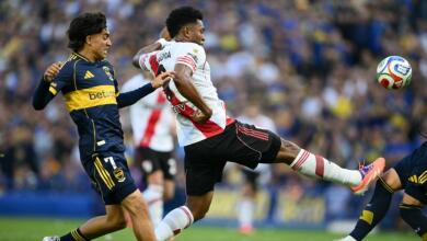 Miguel Borja en acción de juego en Boca Juniors y River Plate.