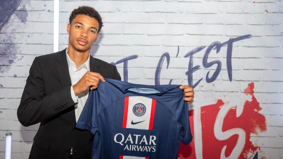 Hugo Ekitiké, nuevo jugador del París Sain-Germain. Hugo Ekitiké, nuevo jugador del París Sain-Germain.